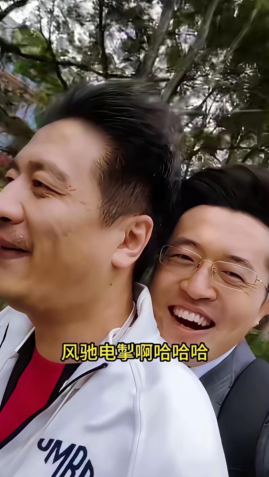 看到张雪峰骑电动车载着好友穿梭街头，才懂他那句“太累了”藏着多少身不由己。身