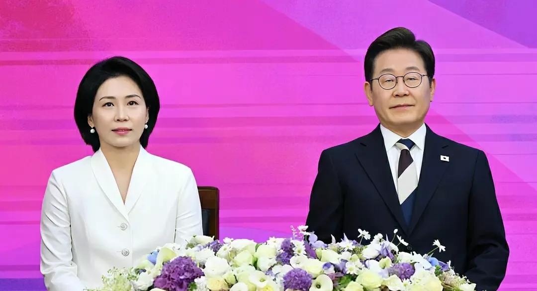 韩国总统夫人看着端庄秀丽，虽然58岁了，还也不显老，和法国总统夫人形成鲜明对比。