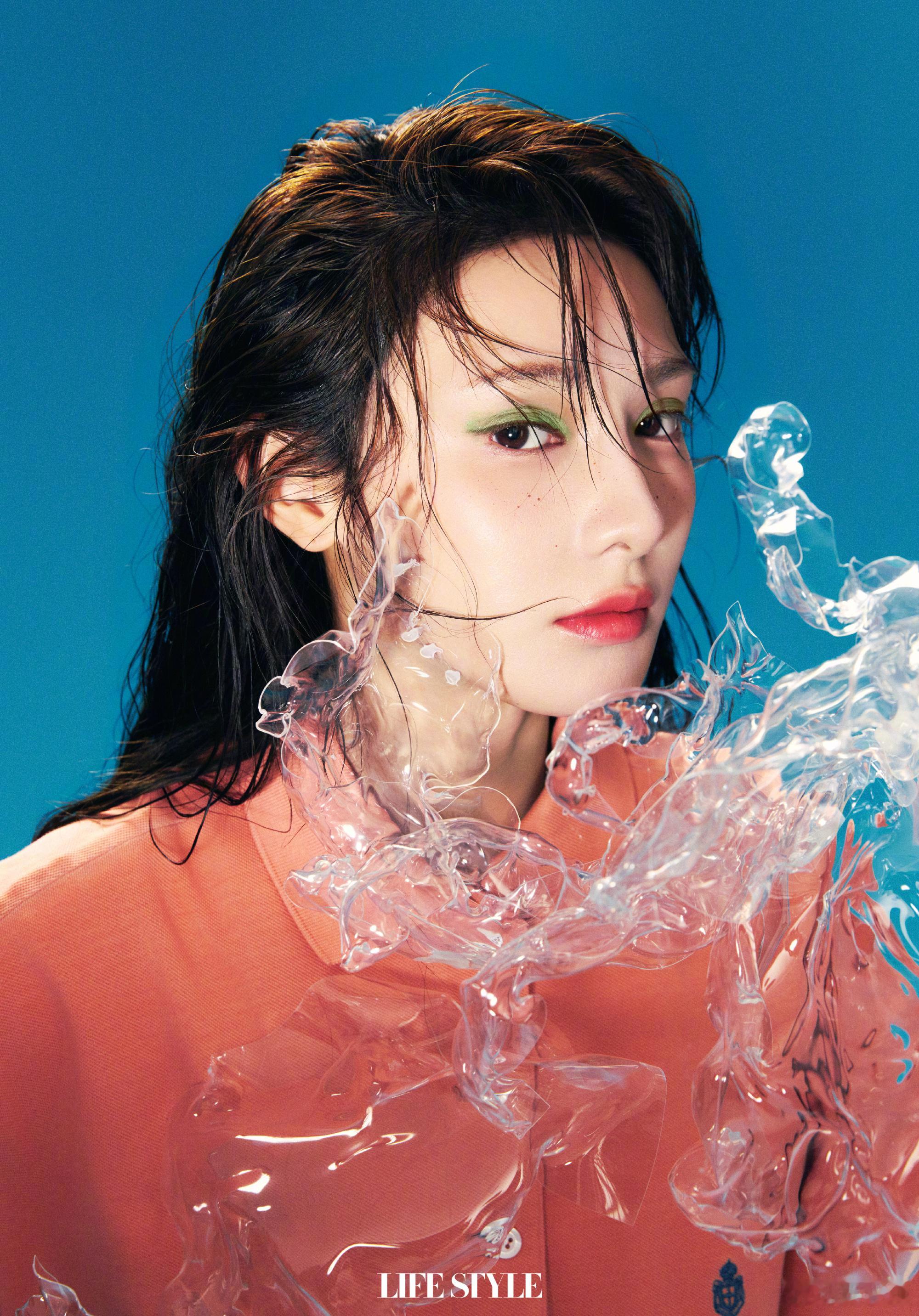 彭小苒hold住了荧光绿眼影也就彭小苒的脸能把荧光绿眼影玩明白了！又酷又灵，高级