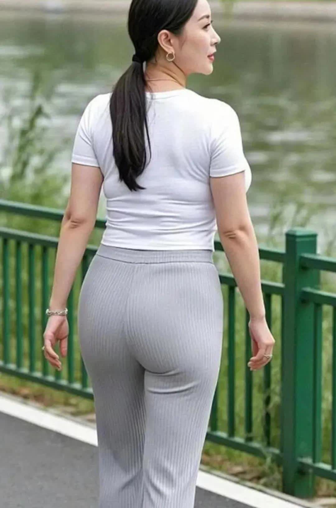 近日网上有一名女子吐槽说她的婆婆今年已经55岁了，却经常穿着性感，穿着高跟鞋，喷