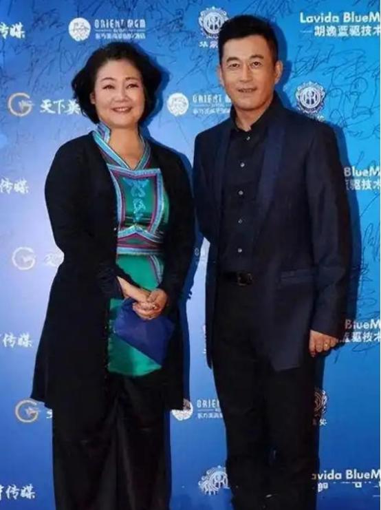 1991年，萨日娜为能分到11平米房子，258元彩礼就嫁给同学潘军，婚后她被嫌弃