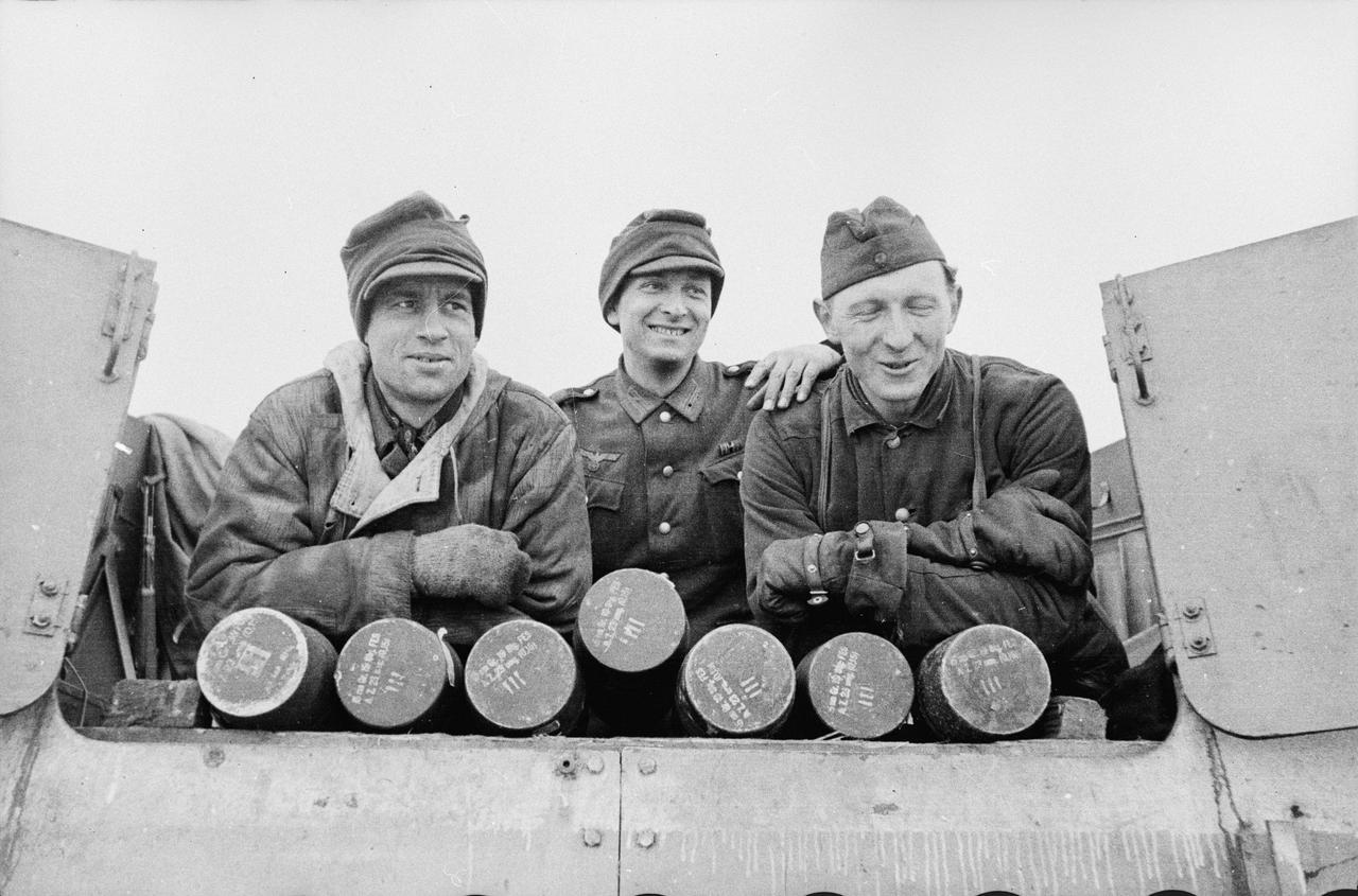 [呲牙笑]难得的战场闲暇——1944年，东线。一辆德军“大黄蜂”自行火炮的