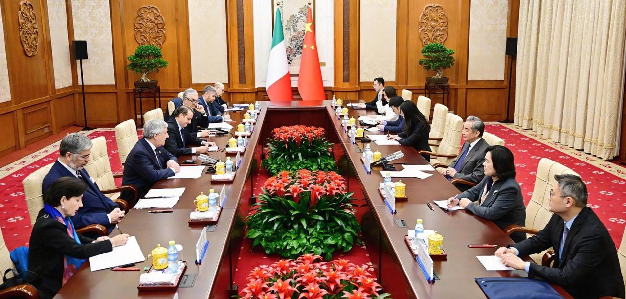 意大利收下中国重礼！为何在华盛顿施压下选当欧盟对华“润滑剂”？4月16日北京，
