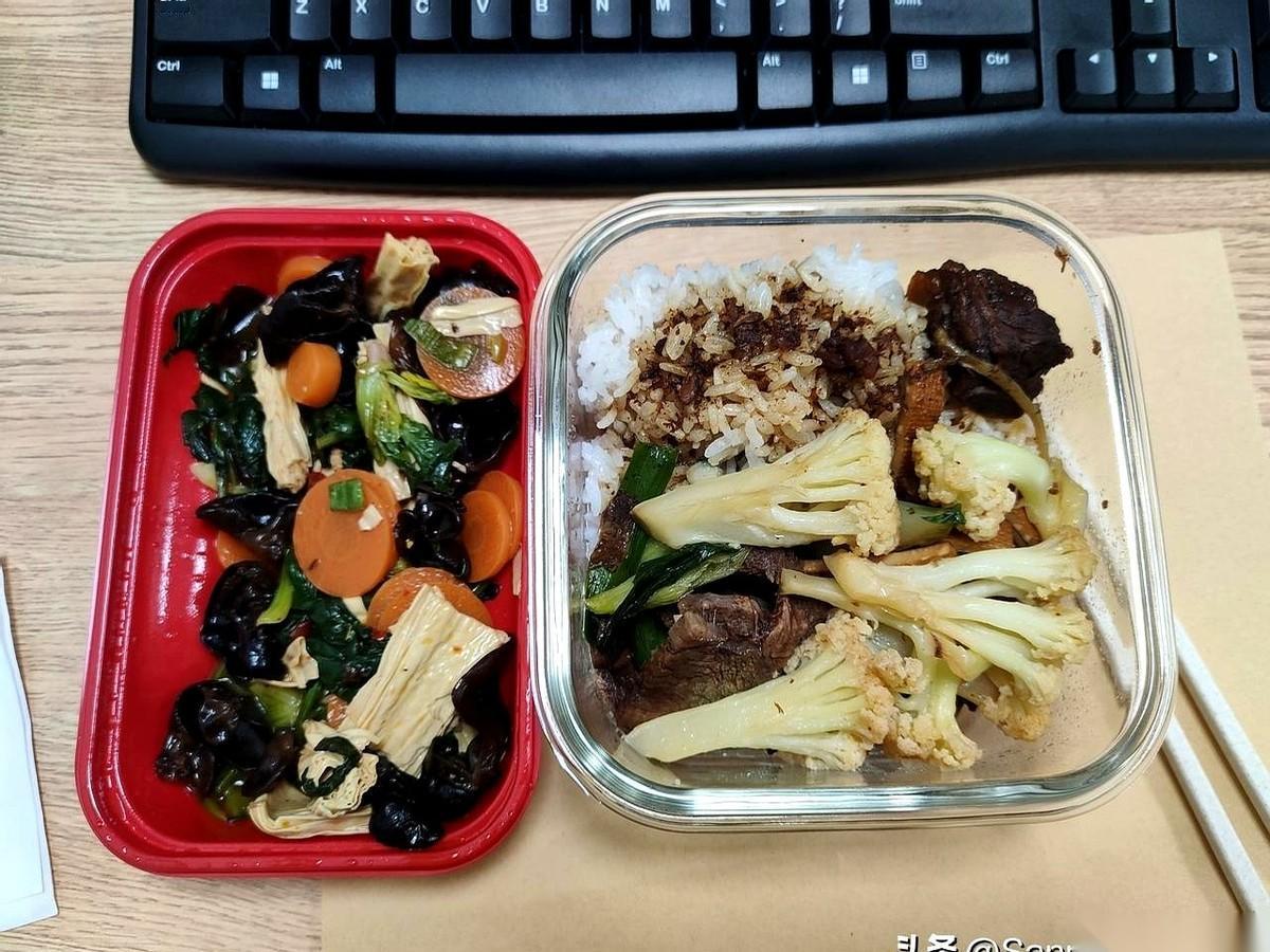 “一顿饭15块，吃一次刷一次卡。”新来的副手话音刚落，我们这桌一个同事夹菜的筷