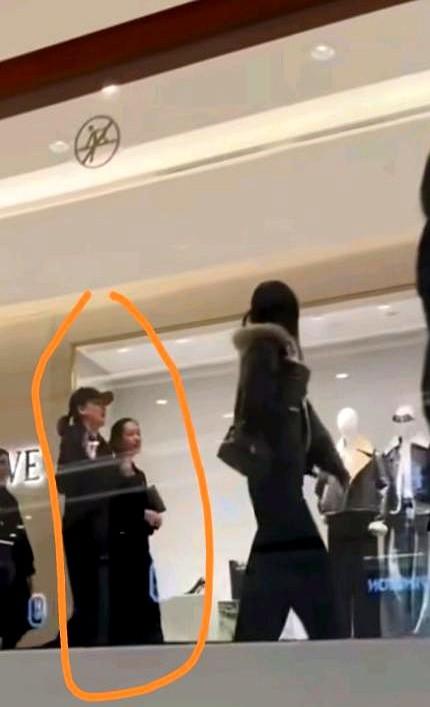 “平底鞋也能赢？”泰国王后把SKP逛成T台。镜头里，她套着Adidas连