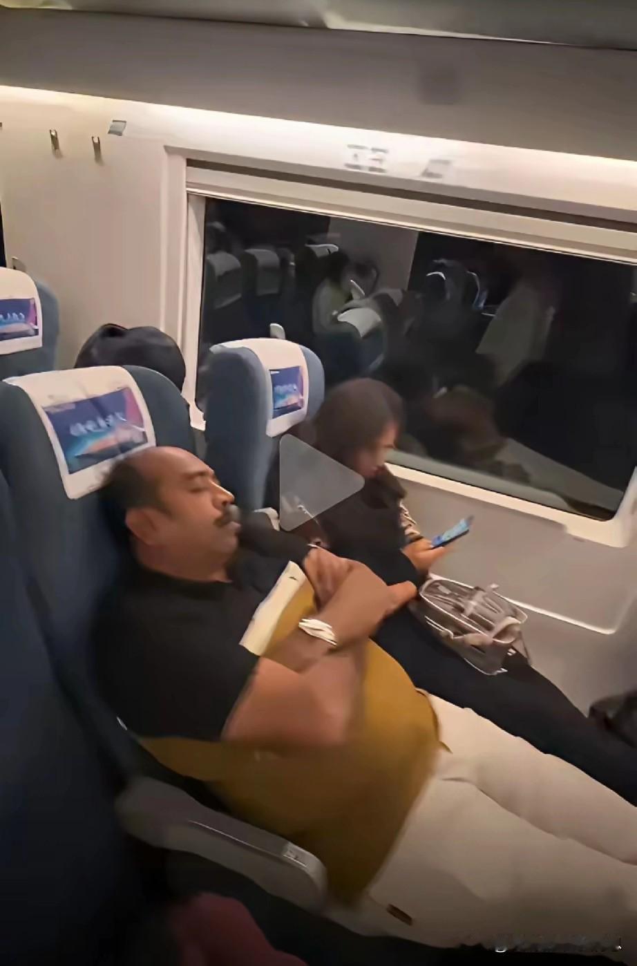 张家界高铁上，发现一群印度游客，网友：占满整排座位，脚放在餐桌上。很少有国家的游