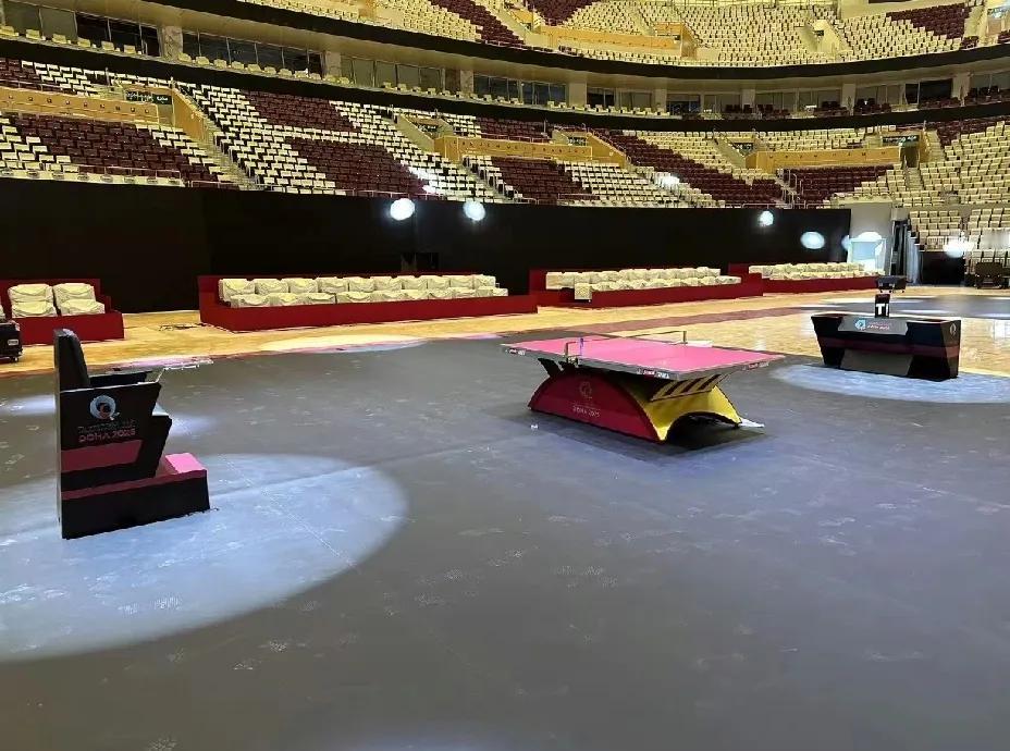 多哈世乒赛场馆曝光，场地确实不是很大红双喜官方发布多哈世乒赛比赛场地，说实话
