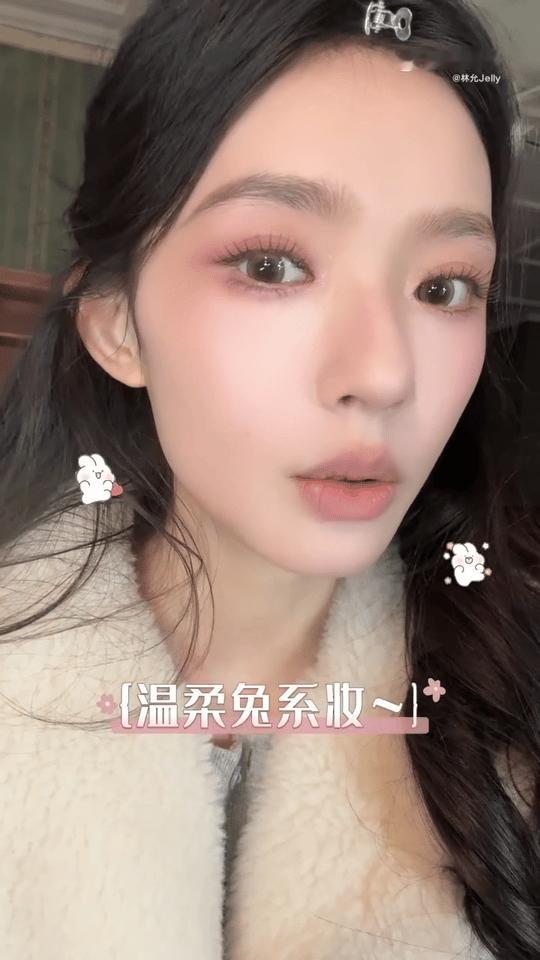 林允新妆太懂冬日氛围了！温柔兔系妆用樱花粉打底，毛绒眉+太阳花睫毛，灵动又清纯