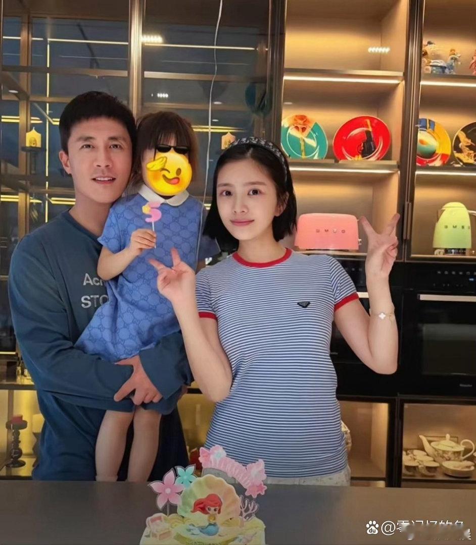 杜淳妻子王灿颜值气质在线，长相清秀灵动，容貌精致耐看，满满的少女感，貌美状态格外