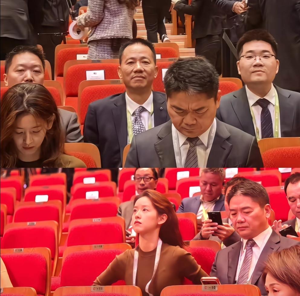 章泽天刘强东合体韩国会场被偶遇,夫妻俩频频交谈,虽不及早些年甜腻,倒也亲密。如