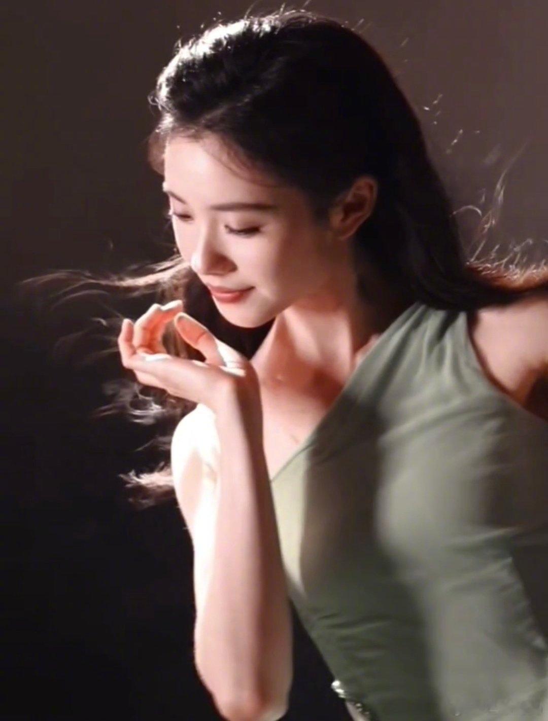 搜索“仙女”，结果给我推送了刘浩存刘浩存刘浩存每一根头发丝都在发光