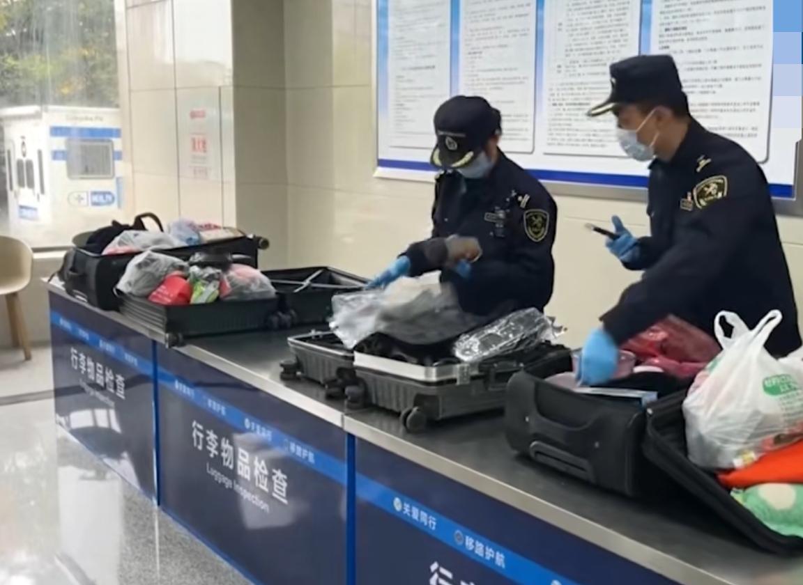 真离谱！山东日照，一艘国际航船靠岸，工作人员吃惊地发现，一位船员的行李箱里，居然