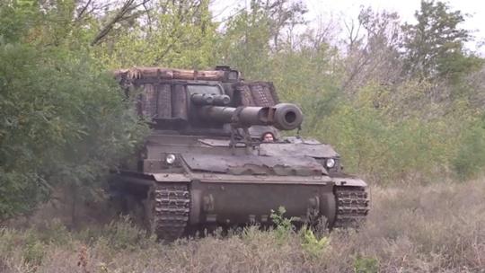 这两张照片显示，俄罗斯联邦武装力量的一辆“金合欢”自行火炮已在某一前线方向完