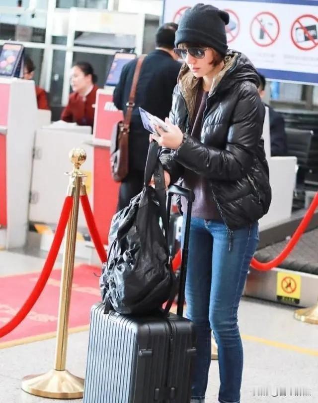 袁泉穿羽绒服也这么飒？3套机场穿搭让50+女生直呼学到了！你说有的人往那一站