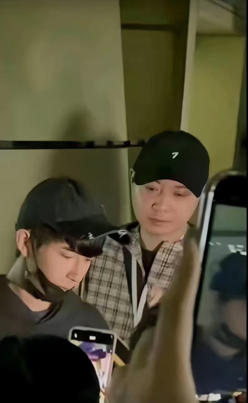 见过这么可怕的经纪人吗？小于那下意识的反应看得人心里一揪！刚才还对着粉丝笑