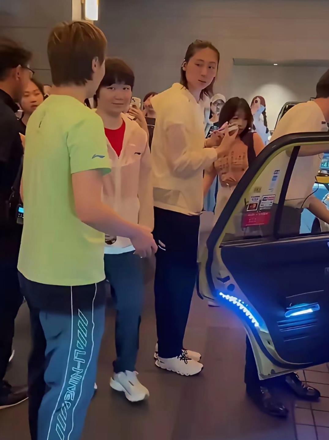 不得不说，陈幸同是个敞亮人，横滨冠军赛赢球拿到奖金后立马请大家吃饭！鳗鱼，陈熠