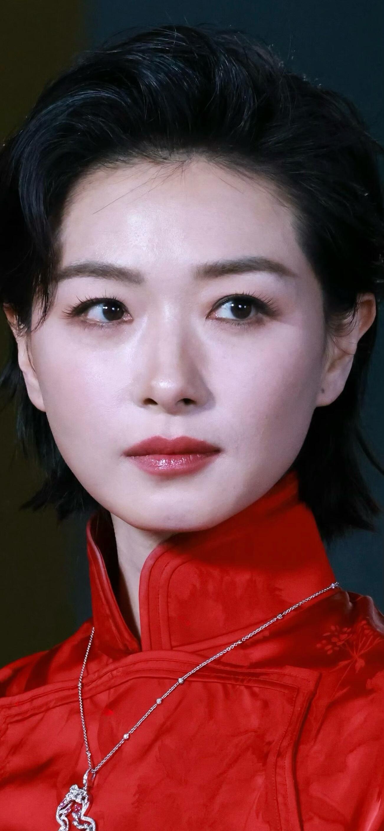 万茜利落干练气场太强了