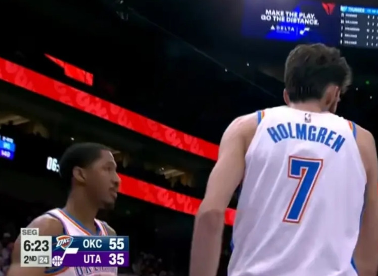 雷霆强到没流量！雷霆首节45比20，仅用1节就能把爵士打入垃圾时间！所有主力都