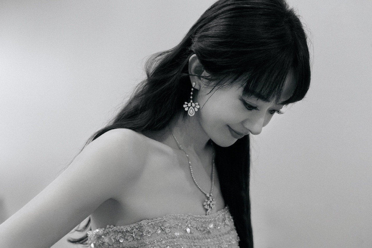 娱乐赵丽颖刘海碎钻抹胸造型停住这一刻的光影，于喧嚣处静立！！赵丽颖于喧嚣处光影