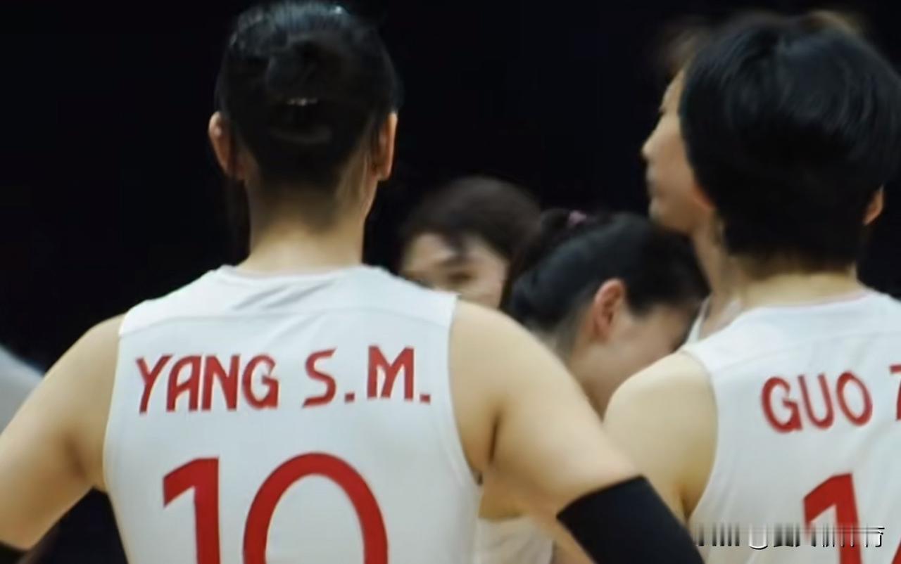 原来刁琳宇赛后好像都自责哭了[哭哭][哭哭]昨晚上输给泰国女排后，刁琳宇趴在王媛