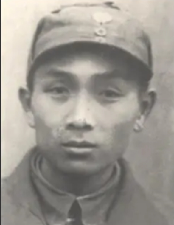 1939年，游击队长遭敌人追杀，无奈向当地农民求助，敌人追到身边时，农民突然骂骂