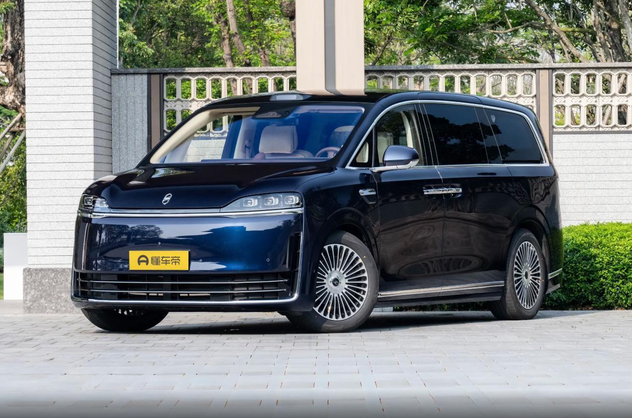 华为出手就是王炸，智界V9这MPV到底多能打？北京车展明天开幕，但真正的狠活儿