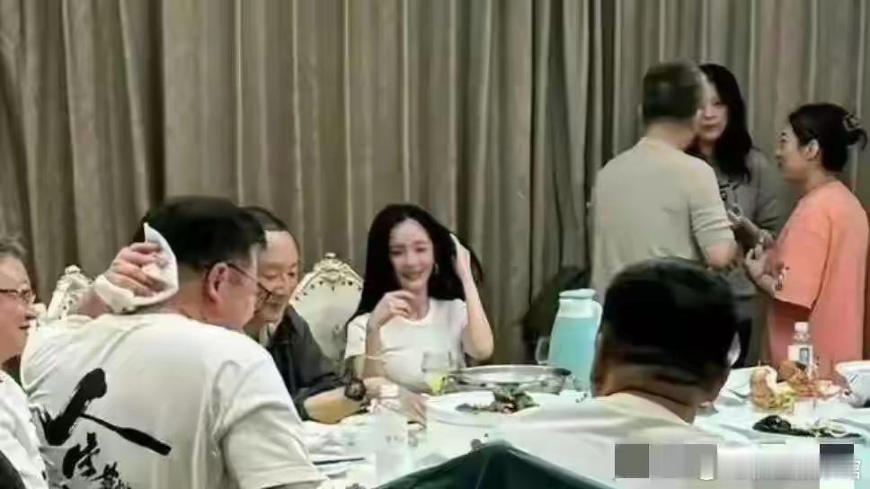 原来明星私下的饭局都是素颜啊，和普通人一样