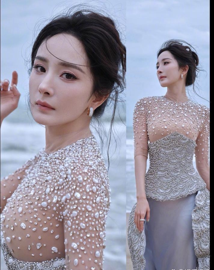 杨幂是真的很敢穿，但这礼服也是真的不好看。这衣服杨幂穿都勒肉，这尺寸是得有多小啊
