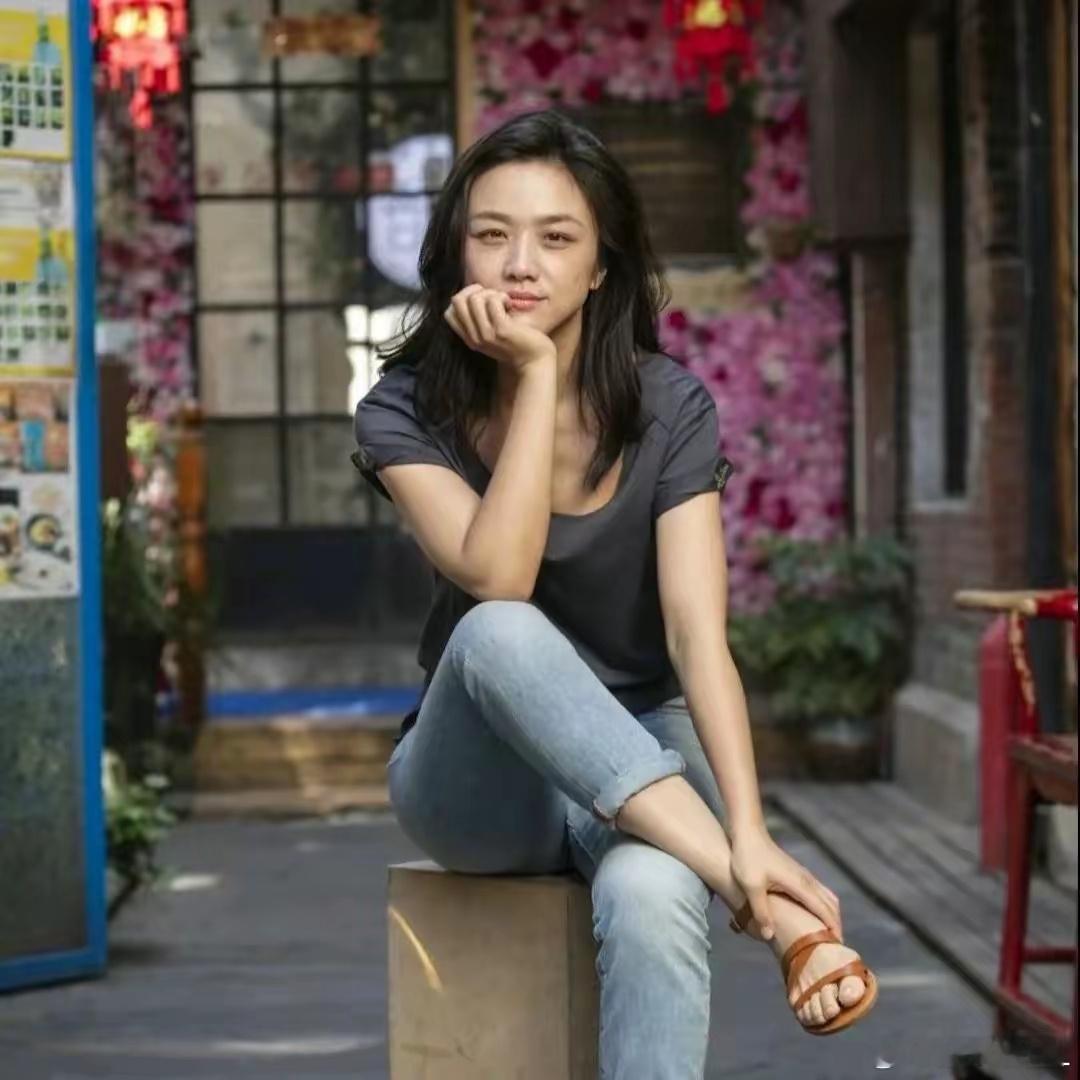 汤唯嫁给导演金泰勇时有记者问，会不会请梁朝伟i过来？汤唯尴尬低下头，没想到金泰勇
