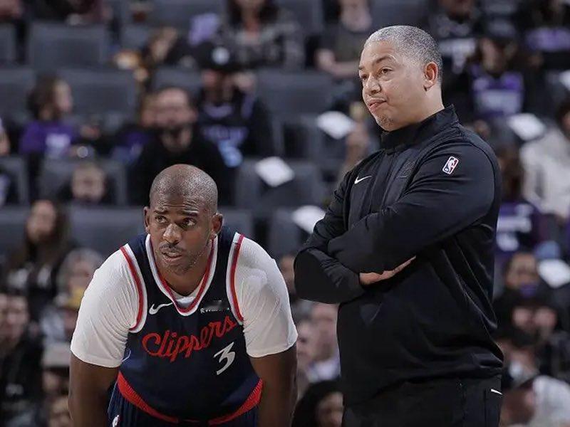 风来听风，顺其自然布莱恩-肖跑进泰伦卢办公室，只见泰伦卢静静坐着，捧着一本书。