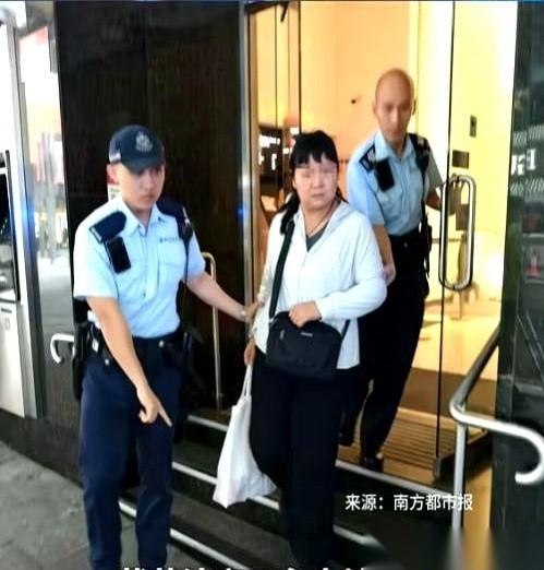 我跟你讲，这事儿离谱到我必须得说说。香港汇丰，两个内地人，一个大爷一个大姐，往
