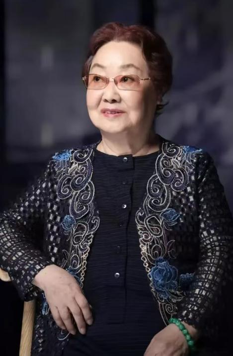 郭兰英的两任丈夫现状第一任丈夫方浦东，两个人于1964年结婚，丈夫是国家的一
