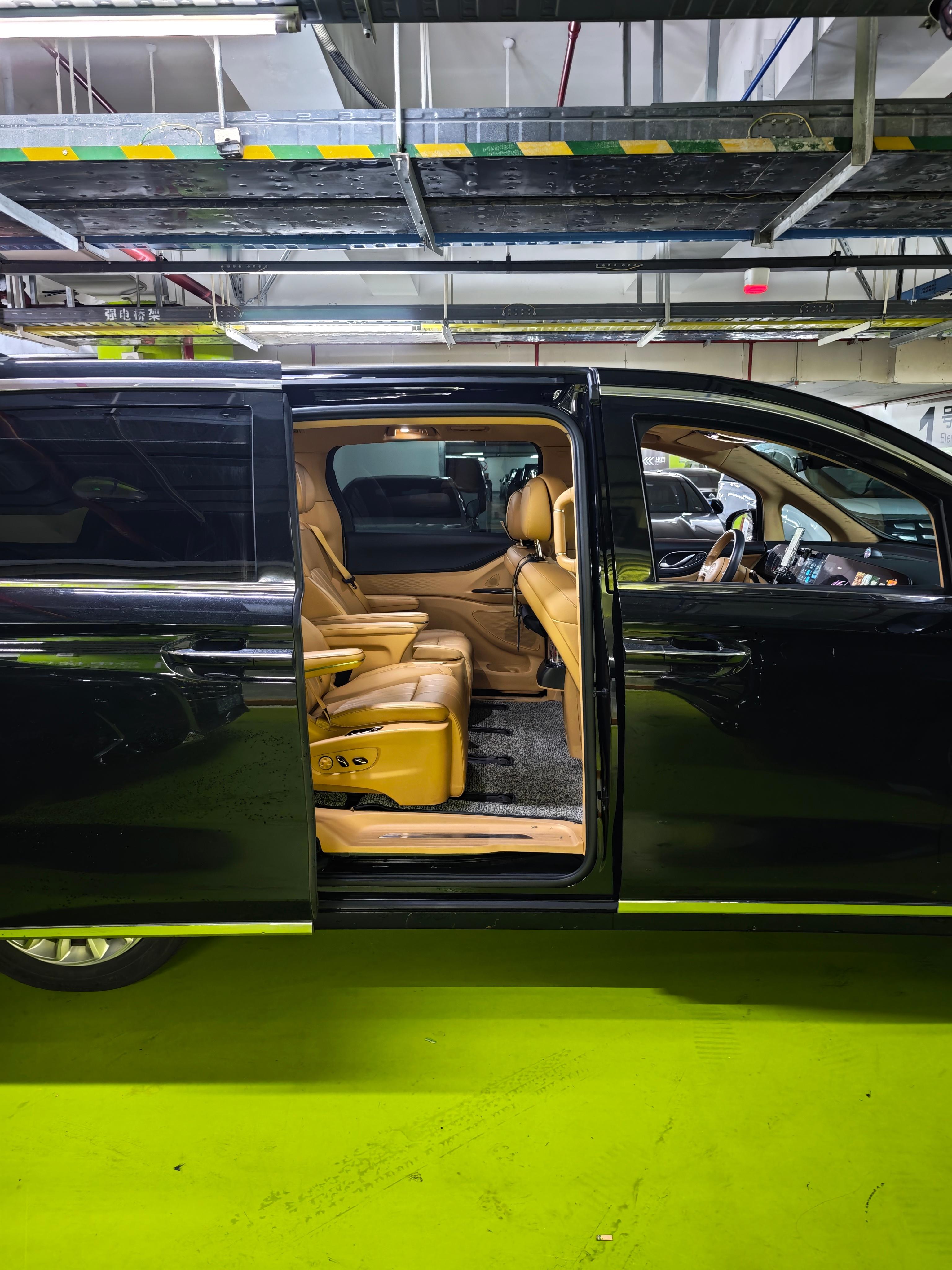 岚图梦想家是一台优秀的产品即便老款，行驶质感也特别好，商务接待很合适~