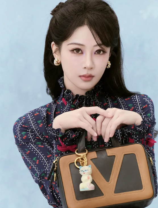 杨紫美照释出樱桃碎花裙搭配微卷造型超迷人