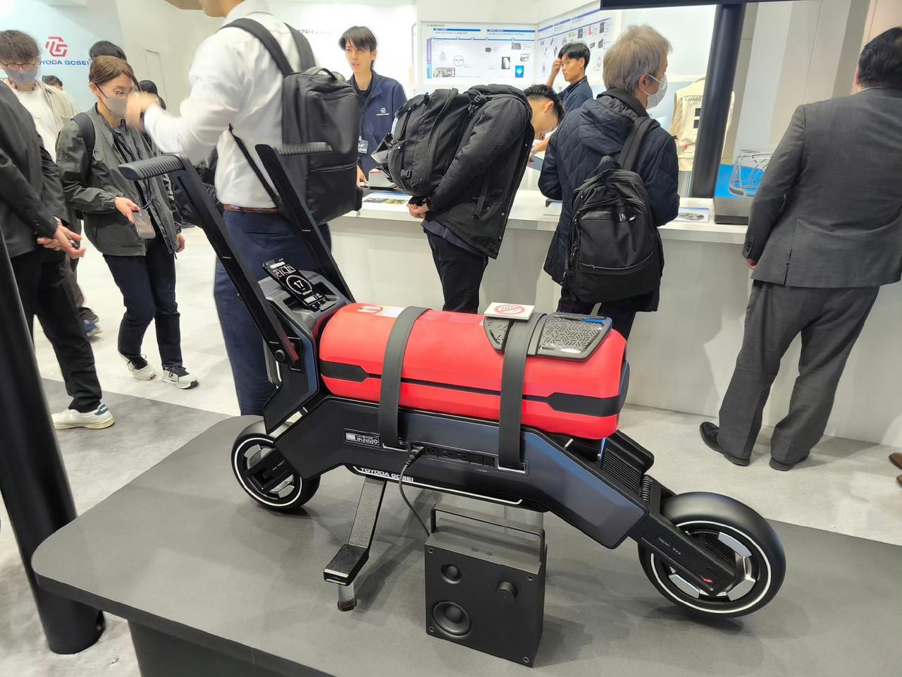 丰田惊世智慧设计：直接骑氢罐上的电动滑板车！丰田这个研究项目非常的牛，直接让