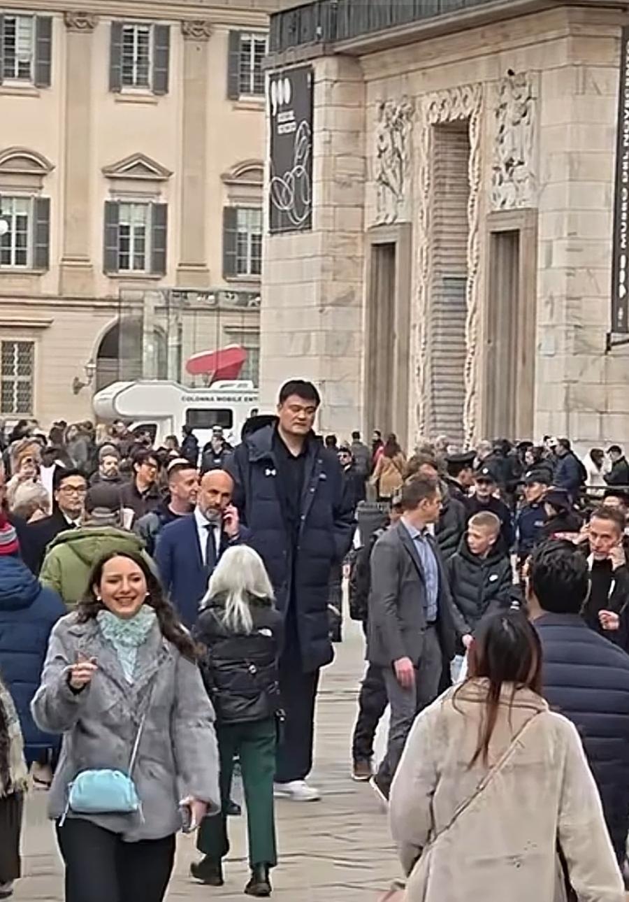 姚明真高，让老外仰视。