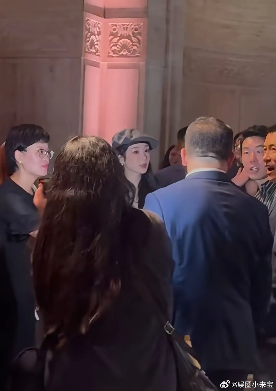 杨紫在美国纽约出席活动，生图真的美啊，这个子也挺高啊，而且脸上也没有网友口中说的