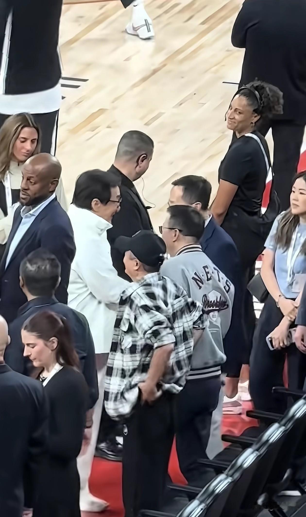 NBA总决赛纽约尼克斯的球馆，能看到不少华人的面孔啊，那个白衣服是不是成龙，旁边