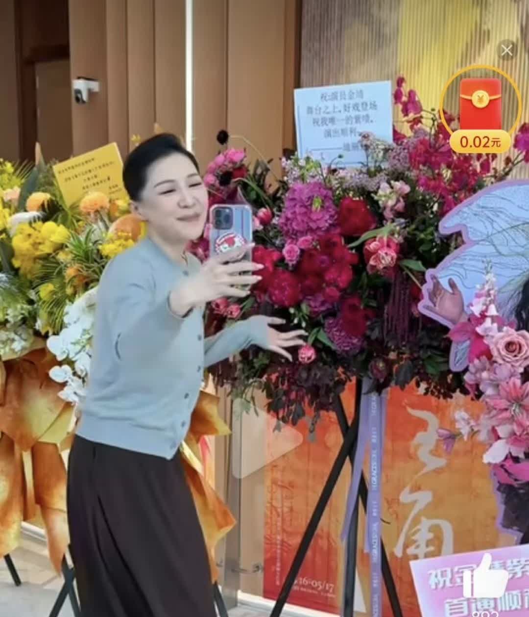 金靖可太开心了！她一个劲儿夸迪丽热巴送的花超漂亮，一看就是精心挑选的。热巴挑了红