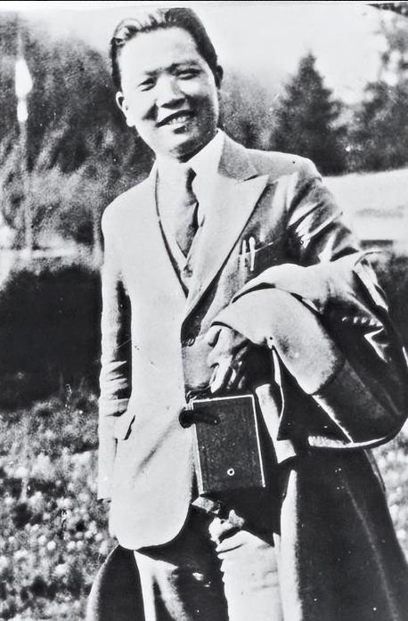 1951年春天，迪化监狱里一个戴着镣铐的中年人被临时叫出牢房，他满脸疲惫，以为要