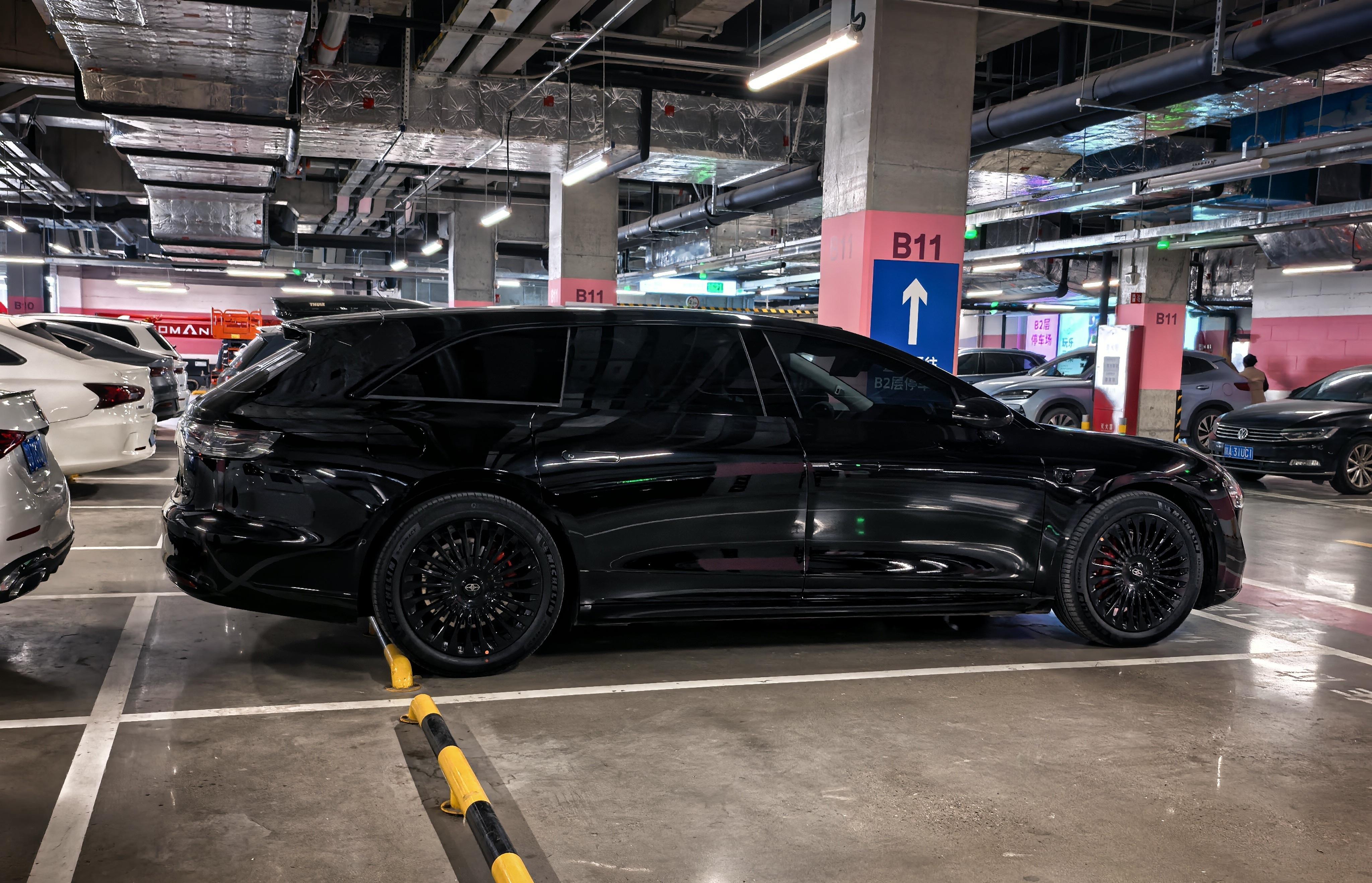 享界S9T黑武士真的太帅了，每次停车的时候，都忍不住多看几眼。在偌大的停车场里看