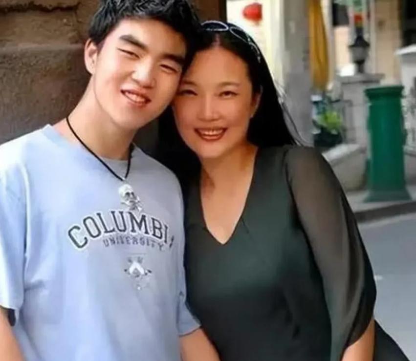 1988年，武汉一女教师，新婚后不久怀孕，不料，孩子刚出生，丈夫竟然脸色大变说“