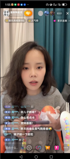 磊磊开播了，直播间一会涌进了上万人。磊磊看到这么多人进来也很高兴，大家都让她讲