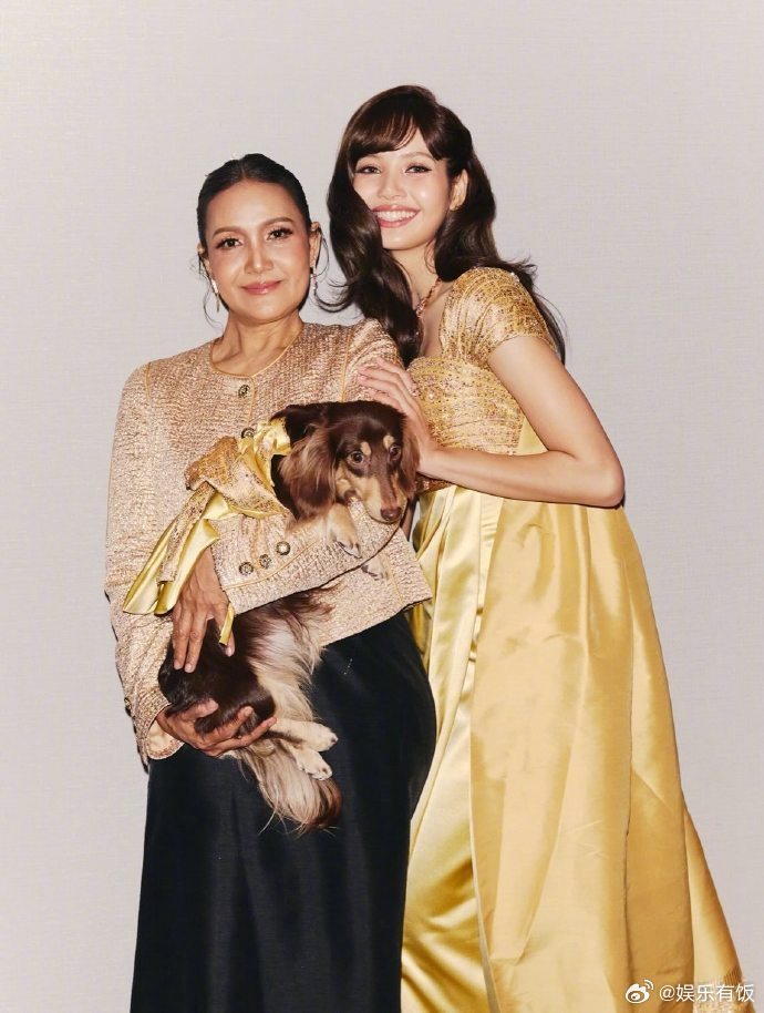 Lisa和妈妈合照看到Lisa与妈妈的合照，深深感受到基因传承的魅力。妈妈优雅