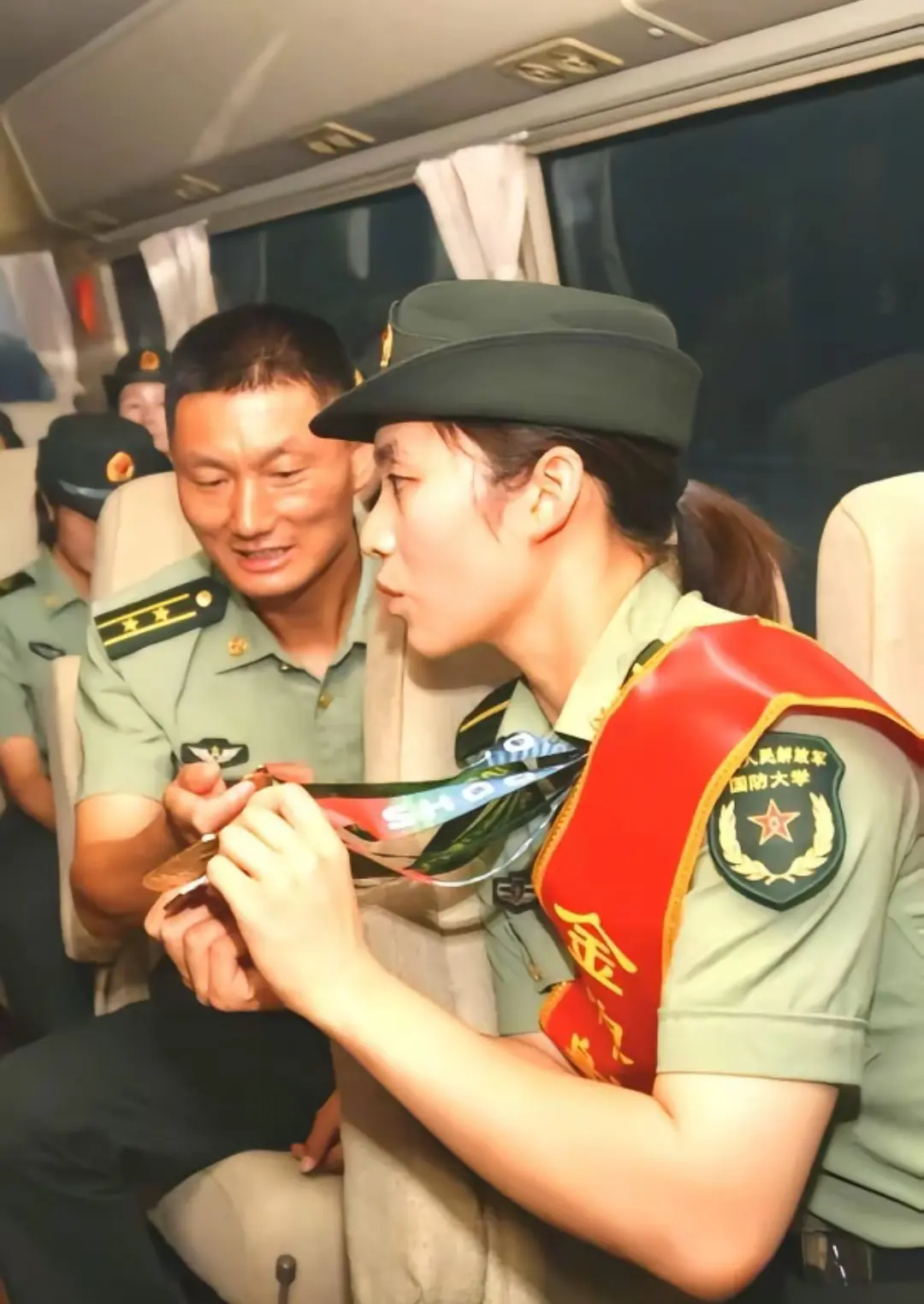 连长有点羡慕这位女军人。