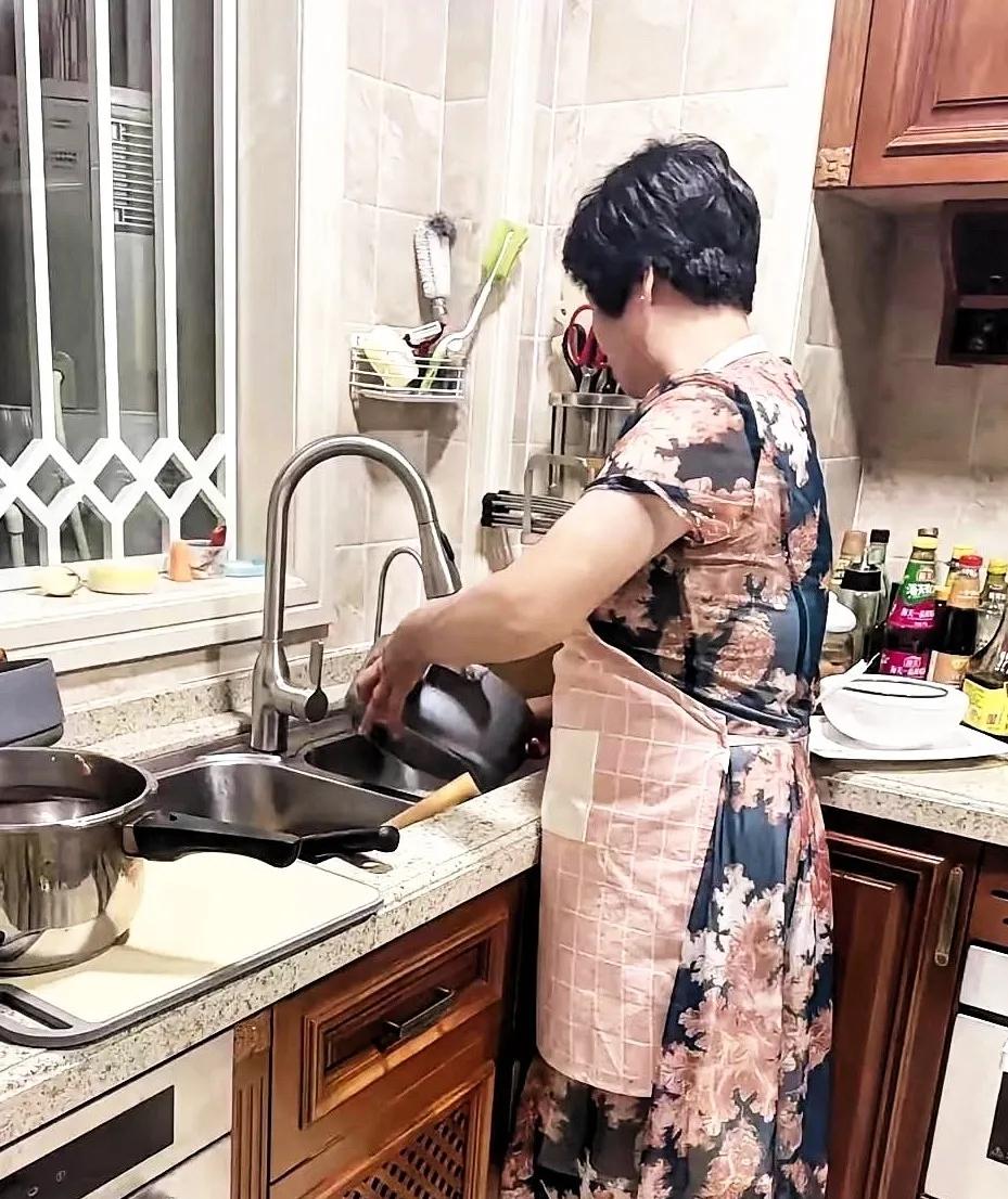 妻子离世后他接丈母娘同住遭非议，一年后邻居沉默：最干净的人心最难得山东济南