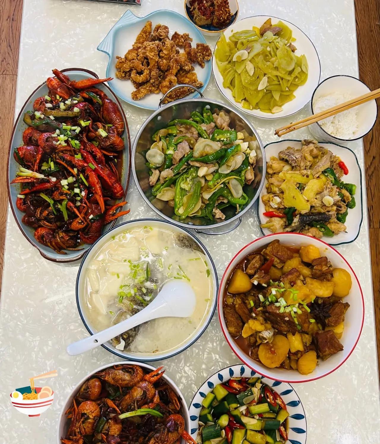 我真的替我二姐高兴啊。上周我二姐找了一个给食堂做饭的工作一个月3000块早上