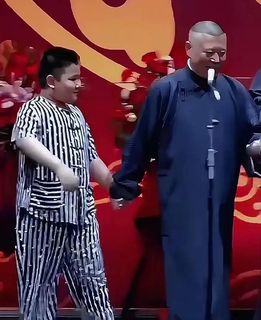郭汾阳，够呛！郭德纲对老二万分宠爱，甚至到了溺爱的程度。这个孩子的行动坐