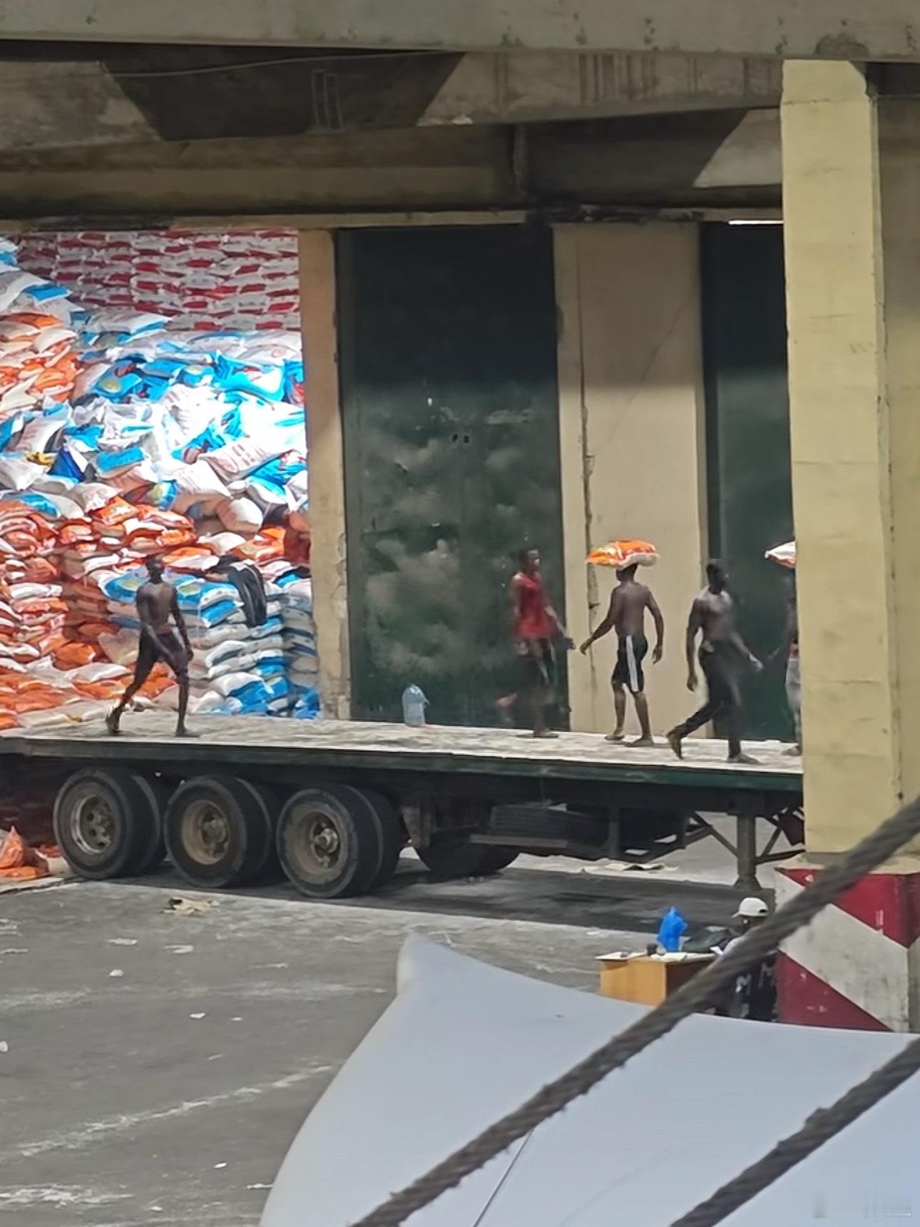 黑哥们搬货跟走T台似的，巴黎世家设计总监要是看到了灵感立马就来了。