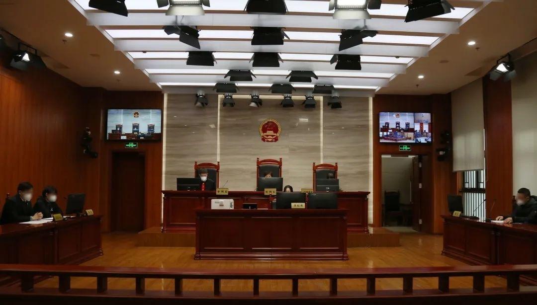 台州，某饭店忙时，一熟客男子“逗娃”竟强灌50ml啤酒，致幼儿瞬间面色涨红、全身